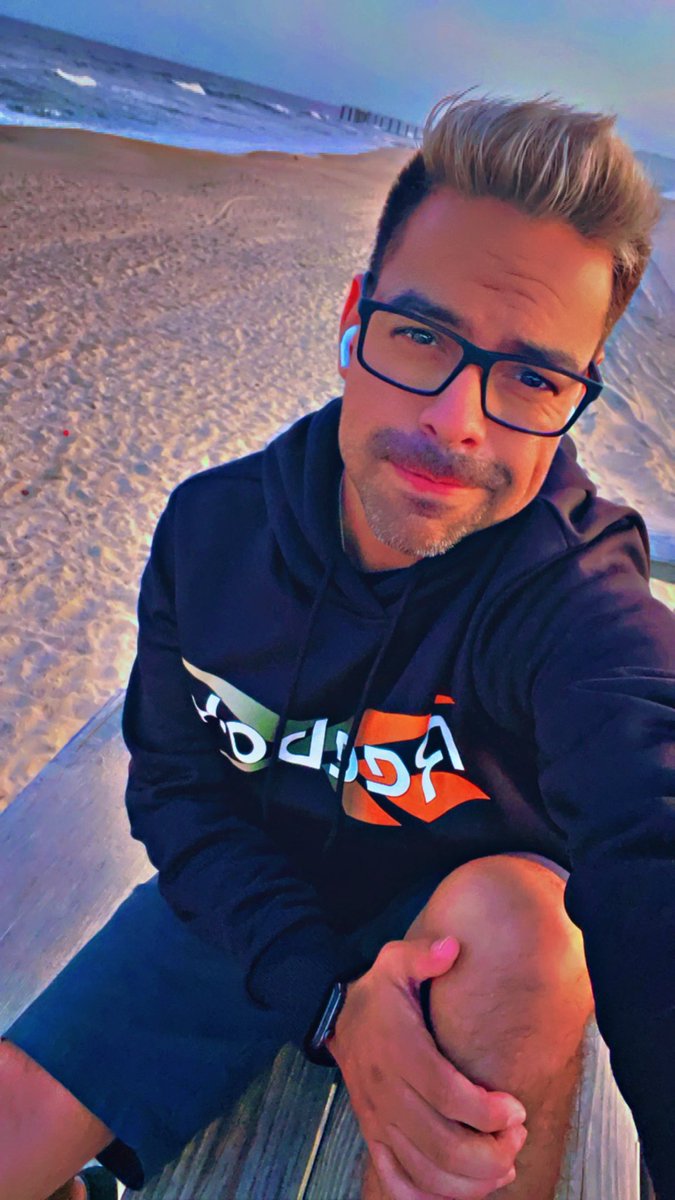 🙏🏼☀️🤓 Happy Hump Day!!! 🙏🏼☀️🤠

Don't confuse your path with your destination. Just because it's stormy now doesn't mean that you aren't headed for sunshine.

“If you want the rainbow 🌈 you gotta put up with the 🌧️” -@DollyParton #PensandoEnTi 🙏🏼🤓🤠🙏🏼 #ChooseHappiness #Live