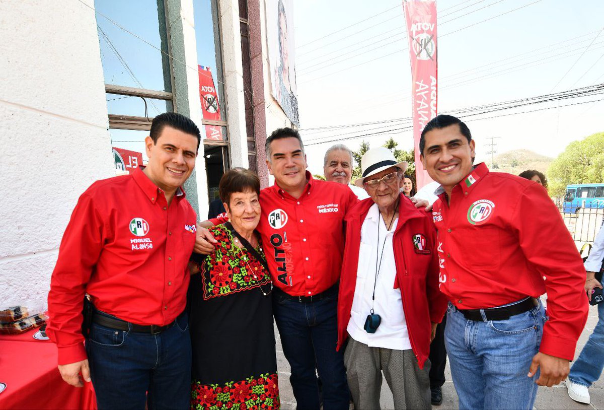 ¡Les saludo desde el @PRI_Zacatecas! Aquí andamos en reunión con la dirigencia, dando seguimiento al importante trabajo que están haciendo rumbo al 2 de junio. ¡Unidos vamos a ganar! #VotaPRI