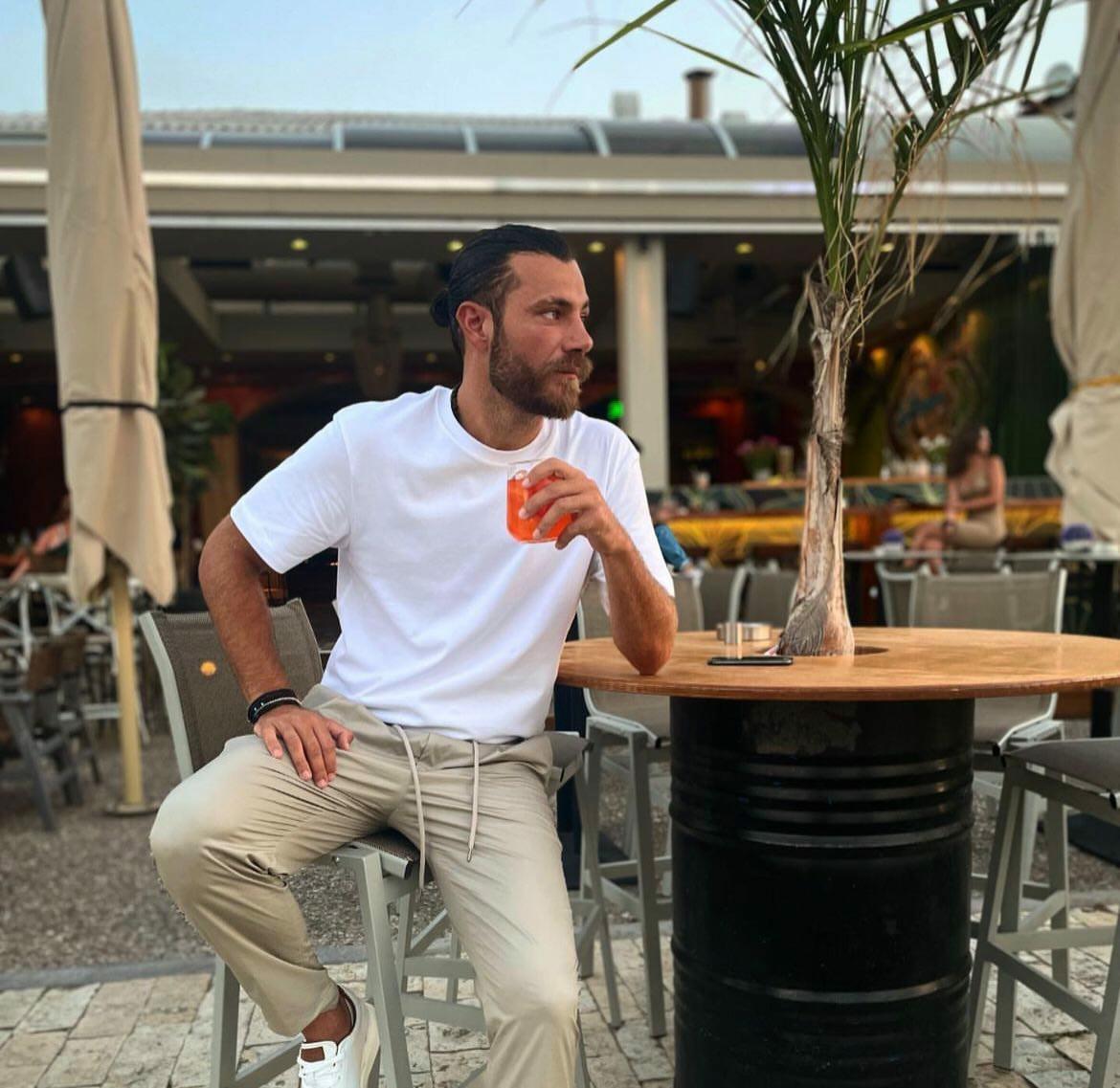 Παρότι φέτος δεν συμμετείχες στο #survivorGR, οι αναφορές προς το πρόσωπό σου είναι non-stop! 
Θα παραμείνει ανεξίτηλο το στίγμα σου🔥🔥♥️
Νιώθω πολλή χαρά και περηφάνια που σε επέλεξα για πουλέν μου &amp; σε στήριξα! Παιδί-"κόσμημα"! #nikosbartzis #bartzisultras