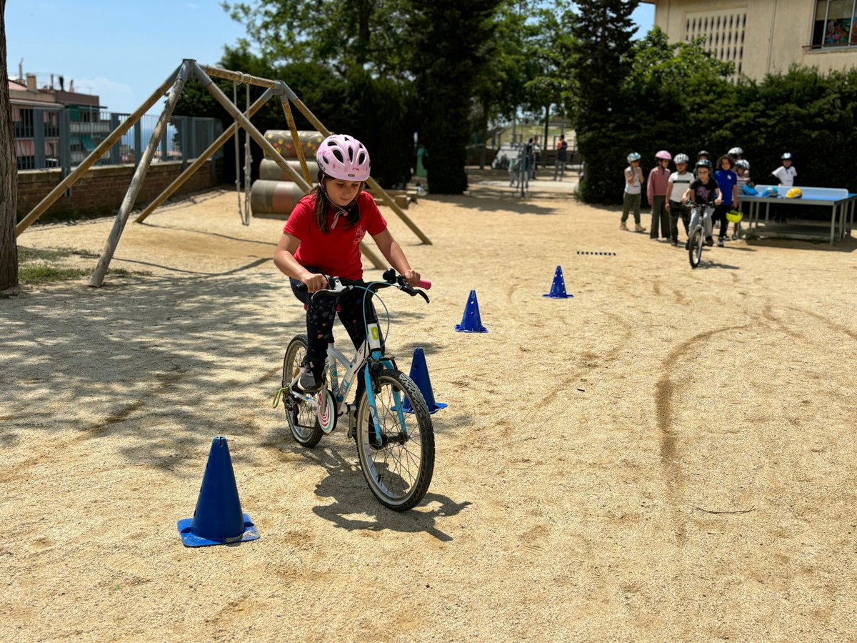 Ja ens estem preparant per la bicicletada! Millorem els girs, anticipem una frenada, fem força amb les cames per accelerar i ens equilibrem a la bici, quines ganes!
@aliancesmagnet @EducacioMataro @esportmataro @educaciocat @CEMaresme