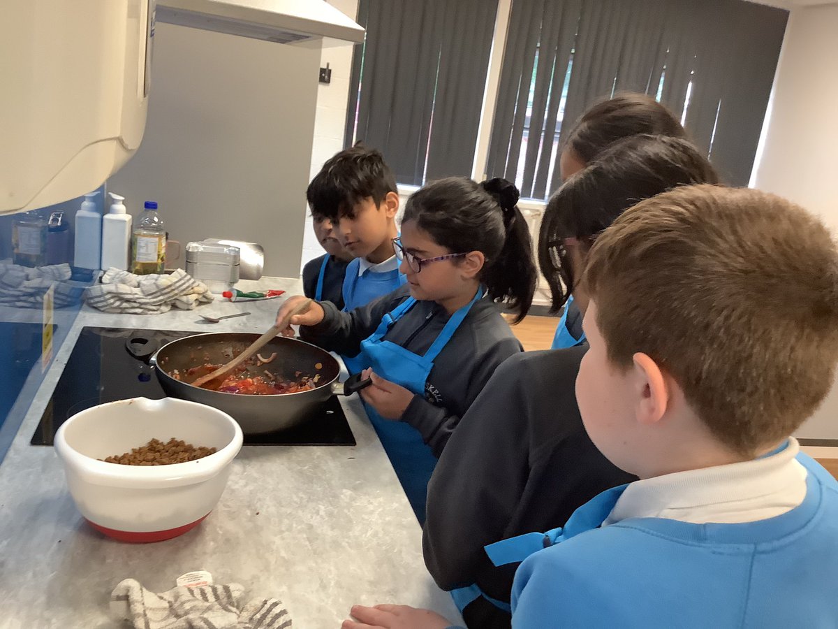 4H cooking their bolognese sauce <a href="/GaskellDt/">Gaskell DT</a> <a href="/GaskellPrimary/">Gaskell Primary School</a>