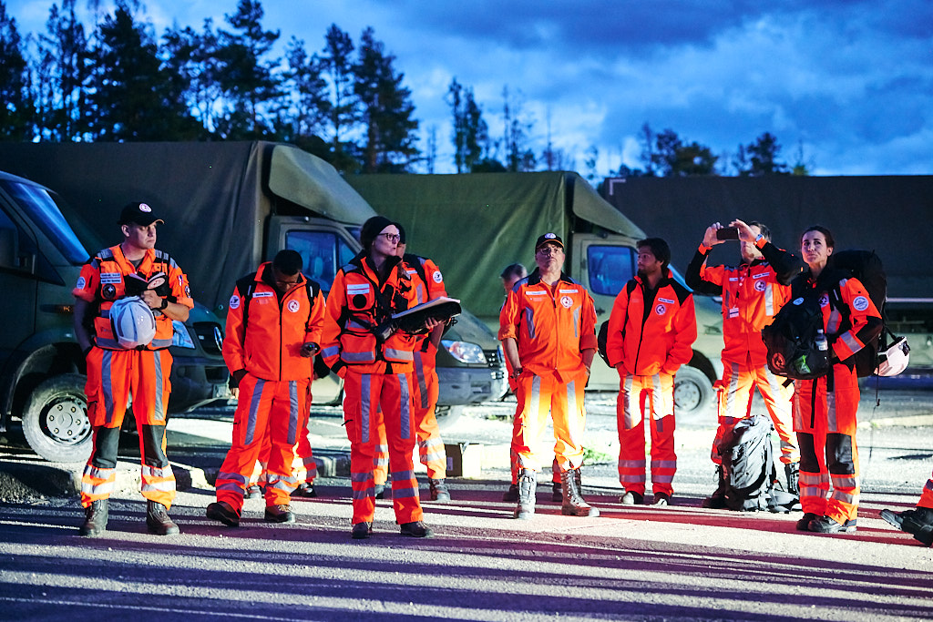 SwissHumAidUnit's tweet photo. Seit Dienstag übt die Rettungskette🇨🇭zusammen mit Rettungsteams aus #Deutschland 🇩🇪  #Österreich 🇦🇹 und #Jordanien 🇯🇴 im Übungsdorf Epeisses der @vbs_ddps ihre Fähigkeiten nach einem simulierten Erdbeben. https://t.co/OtHJNjOfNW