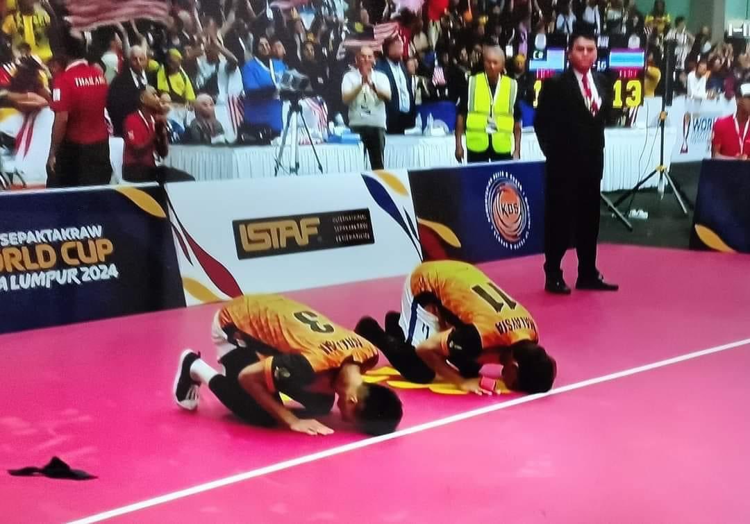 AdamAdli's tweet photo. Ya, kita juara dunia! 🇲🇾

Kita berjaya kekalkan piala itu di bumi Malaysia.

Terima kasih dan tahniah kepada Aidil Aiman, Noraizat dan Baihakki yang berjaya tewaskan pasukan Thailand 2-0 tadi! https://t.co/XczMtj1kCt