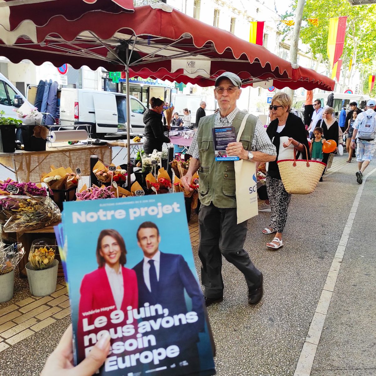 amandine_rebord's tweet photo. Merci à Gérard, Jean-Louis, René, Guy et Max présents à mes cotés au #marché de #SalondeProvence pour présenter #NotreProjet @BesoindEurope aux habitants du #PaysSalonais ! Le #9Juin, un seul tour, un seul vote, c'est #ValérieHayer 😀🇪🇺🇫🇷 #TeamPaysSalonais
@Renaissance__13 https://t.co/GUCj6bKBMu