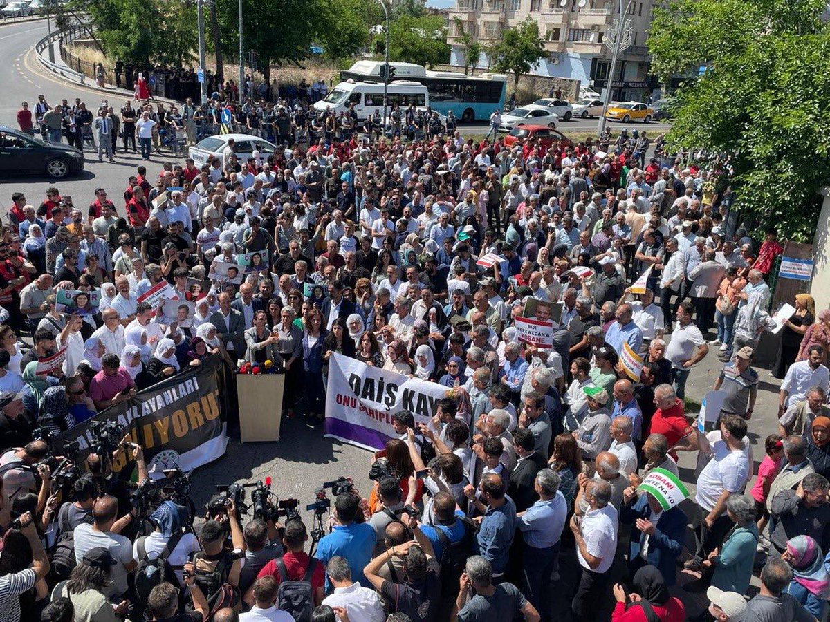 Amed’de 2015 yılında IŞİD’in bombalı saldırı gerçekleştirdiği İstasyon Meydanı’ndan seslendik.  Kobanî Kumpas Davası HDP’den, ezilenlerden, sömürülenlerden, devrimcilerden ve Kürt halkından intikam alma davasıdır. Toplumsal itiraza yönelik verilen bu karar, aynı zamanda IŞİD ve