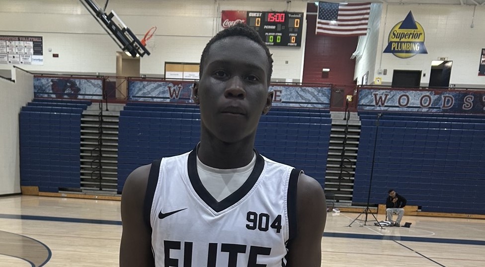 '27 Samuel Koko is an explosive athlete who can get to the bucket with strength and quickness. He was a standout performer at the OTR Sweet 16. @CoachHindsRCS writes more: ontheradarhoops.com/otr-hoops-swee…