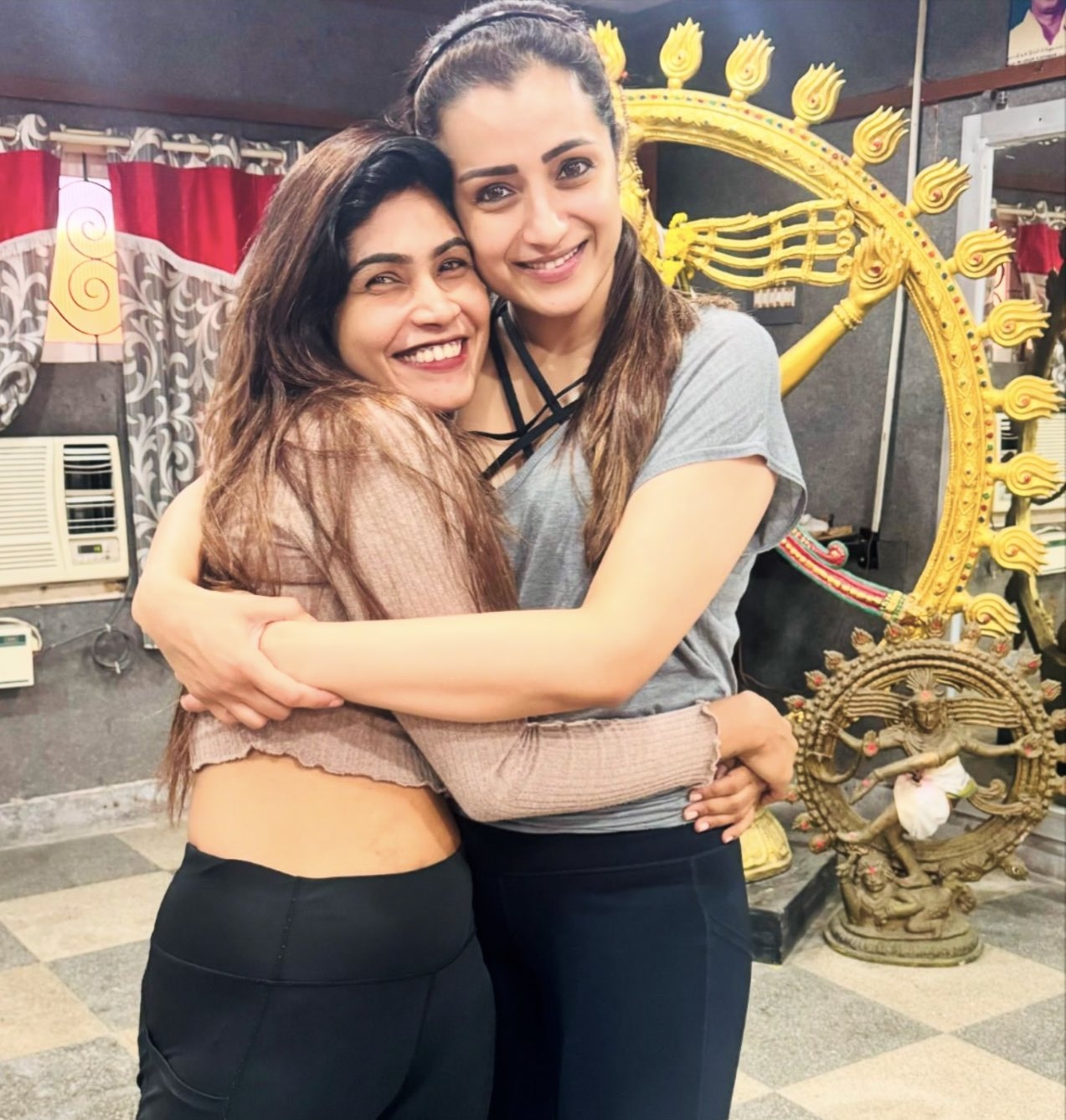 GOMBEdeaoAA7k5M?format=jpg&name=large