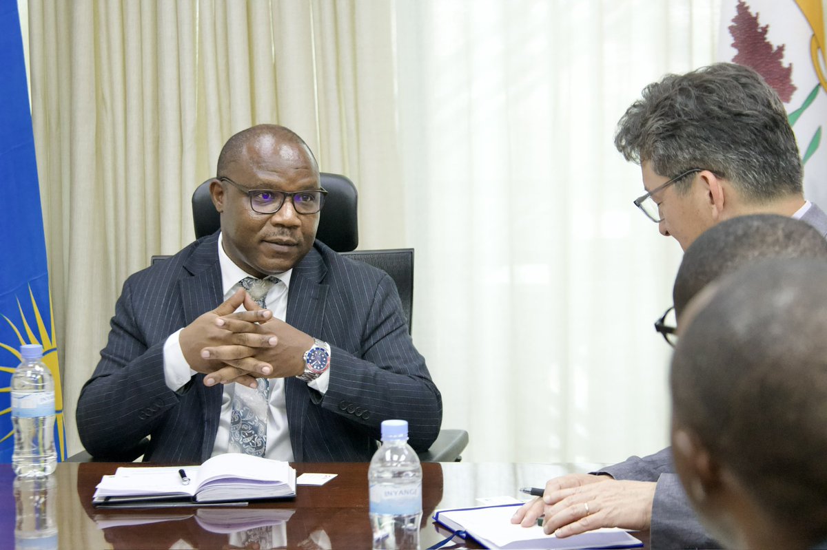 Ministry of Local Government | Rwanda (@rwandalocalgov) on Twitter photo Today, Minister <a href="/JCMusabyimana/">J Claude Musabyimana</a> and Minister of State <a href="/mskayisire/">M Solange KAYISIRE</a> met with BRAC International delegation led by Greg Chen, Managing Director.
The aim of the meeting was to review the progress of collaboration which started in 2023 and plan for future interventions in #GiraWigire. Today, Minister <a href="/JCMusabyimana/">J Claude Musabyimana</a> and Minister of State <a href="/mskayisire/">M Solange KAYISIRE</a> met with BRAC International delegation led by Greg Chen, Managing Director.
The aim of the meeting was to review the progress of collaboration which started in 2023 and plan for future interventions in #GiraWigire.