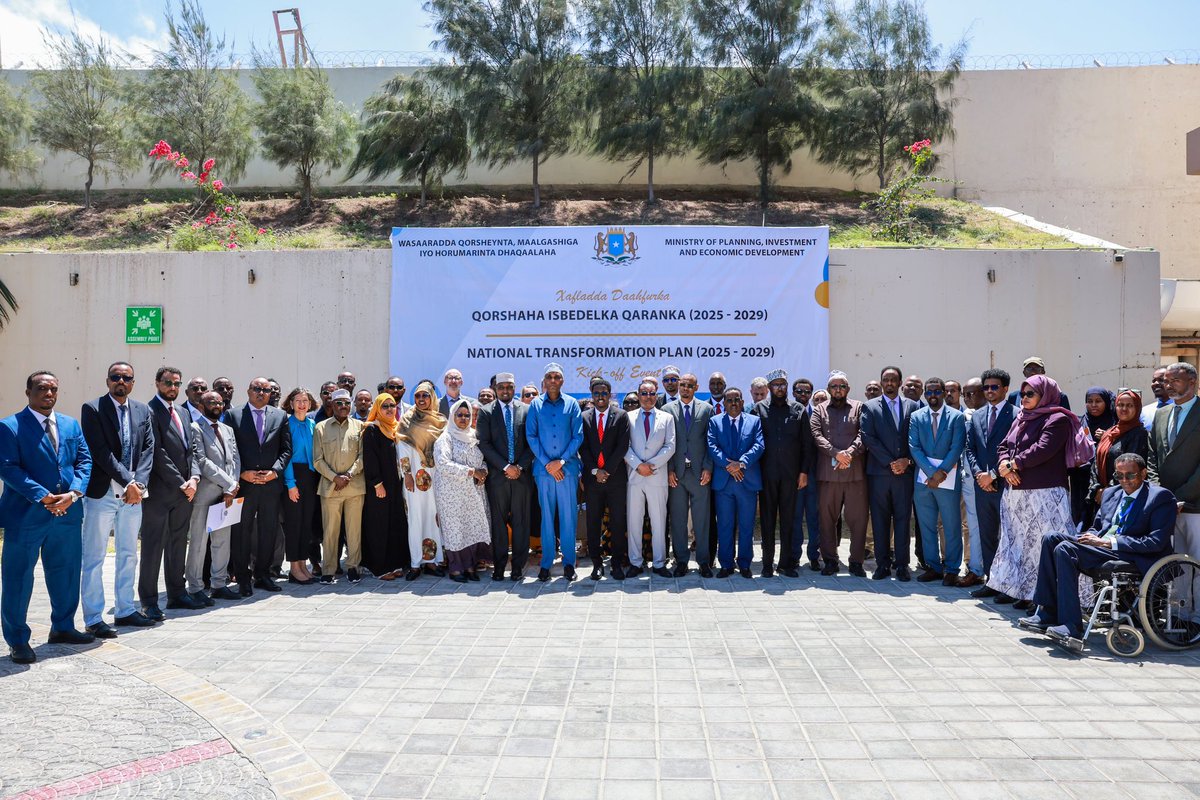 The Prime Minister of the Federal Government of Somalia, H.E. @HamzaAbdiBarre, has kicked off the preparation of the National Transformation Plan (NTP) for 2025-2029 today. The plan aims to steer Somalia towards sustainable development, economic stability, & long-term prosperity.