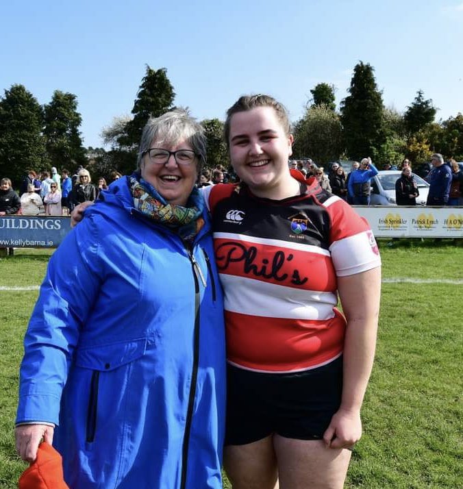 Eimear Douglas was elected as Women's Captain for the coming season at our recent AGM. Eimear is a powerful front row forward, an outstanding player and a real leader in the group, both on and off the pitch. Congratulations Eimear and good luck for the coming season. 🔴⚪️⚫️