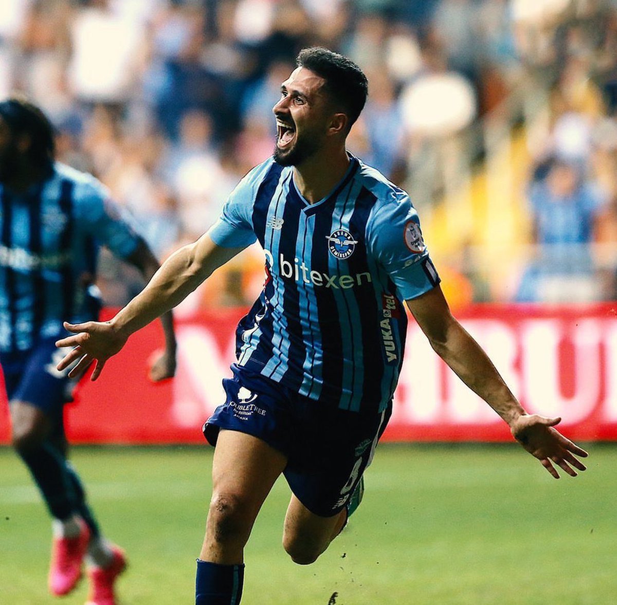 atavratjoa's tweet photo. Maddi sıkıntılar ile boğuşan Adana Demirspor yüksek maaşlı futbolcularından çıkmak istiyor. Bu isimlerden Emre Akbaba ile Trabzonspor’un ilgilendiği iddia ediliyor. 
39 MAÇ
9 GOL
2 ASİST https://t.co/xDJjj6oV6K