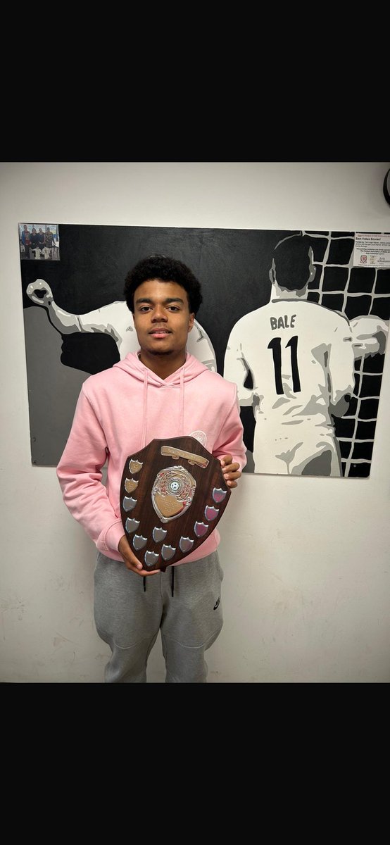 Our IDS Fantasy Premier League winner of 2023-2024, year 11 pupil Kaylan. He has won the title three years in a row! Congratulations. ⁦@IDS3to18⁩ ⁦@IDSHeadteacher⁩ 💫👏