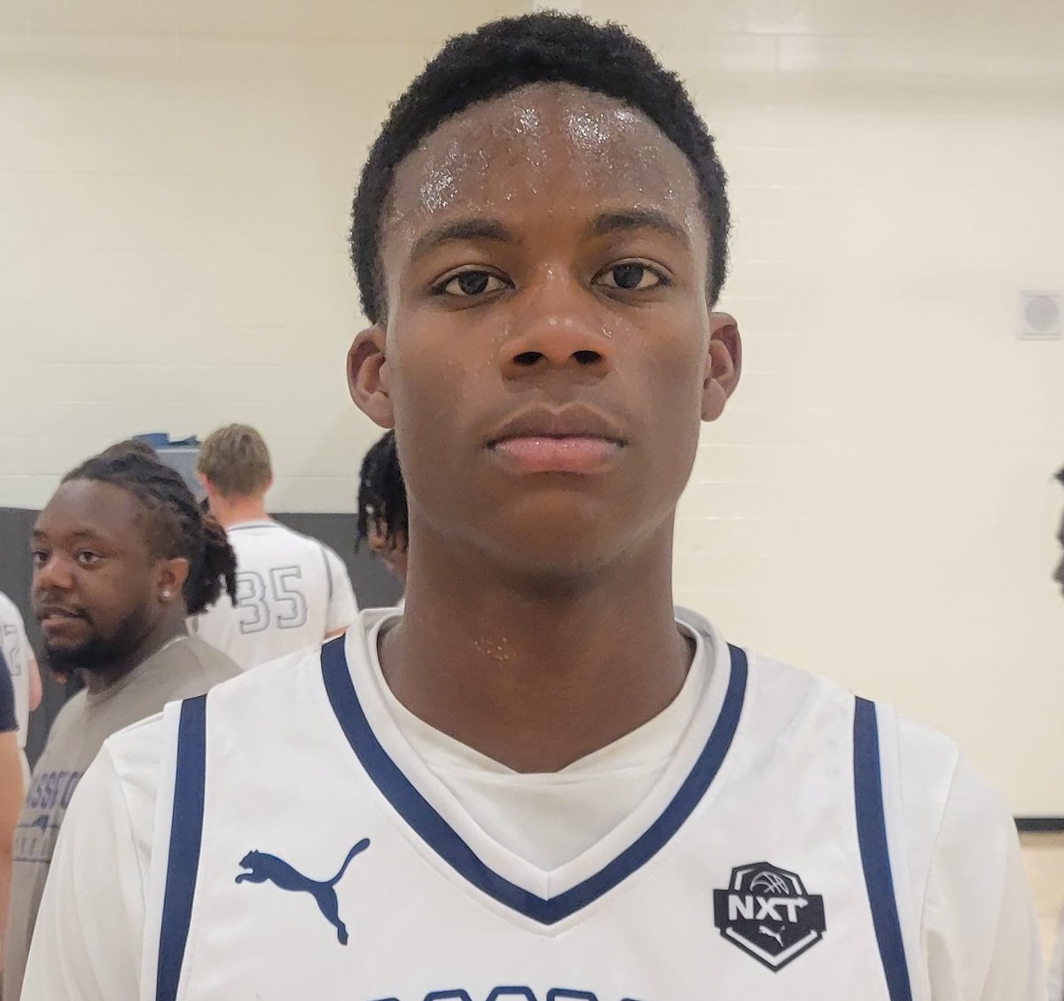 '26 Josiah Currie of Grassroots NC is a bouncy guard who plays bigger than his size. He plays within the flow of the offense but will pick his spots for when to attack. 📌 @josiah_currie @JHillsman writes more: ontheradarhoops.com/otr-hoops-swee…