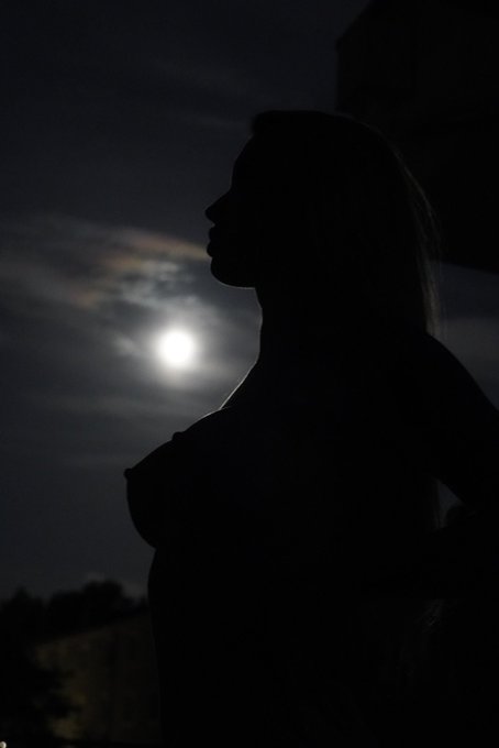 Pelnia kwiatowego ksiezyca 15:55 aż chce się (w) rzyć 😉 nowy film na kanale https://t.co/e50iiJdMCO<a href="/tag/strasznykal"class="tags"><span>#strasznykal</span></a>