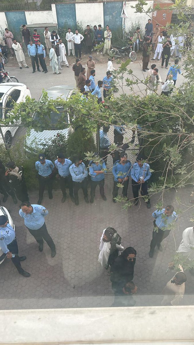 Half of Islamabad police outside the PTI secretariat. No one is being allowed to go outside. A UN election team was there when they entered looking for Hammad Azhar. Pretty much, the Islamabad Police gave the UN the presentation they needed to see, while embarrassing Pakistan.