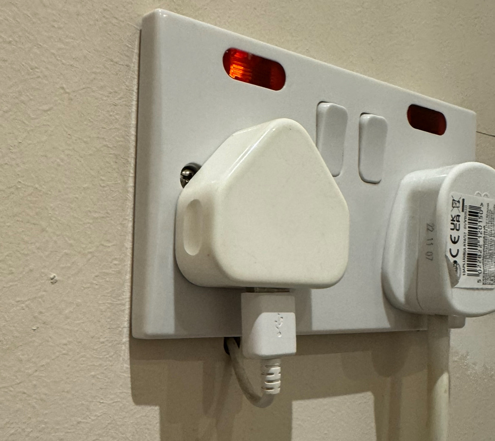 efixx247's tweet image. Hot off the press… would love your thoughts on this install… what were they thinking any ideas?

#wiringnightmares #wiring #socket #usb