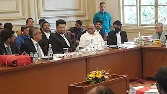 Can you guess who is the person sitting just to the right of Sharad Pawar?

He is Prashant Patil, Sharad Pawar's lawyer, who is currently fighting the case for #vedantagarwal.

But Congress and Eco-system is saying BJP is trying to protect the kid.

Hypocrisy ki bhi seema hoti