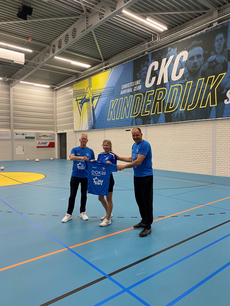 GemAlblasserdam's tweet photo. De #OldStars van @ckckinderdijk zijn gestart! ⛹️♂️ Tijdens de kick-off deed wethouder De Gier mee: “Sporten en bewegen is niet alleen belangrijk voor de gezondheid, maar ook goed voor de sociale contacten. Ik hoop dat veel mensen gebruik maken van dit mooie aanbod!” #ThuisInOnsDorp https://t.co/fDUrx4C1Gd