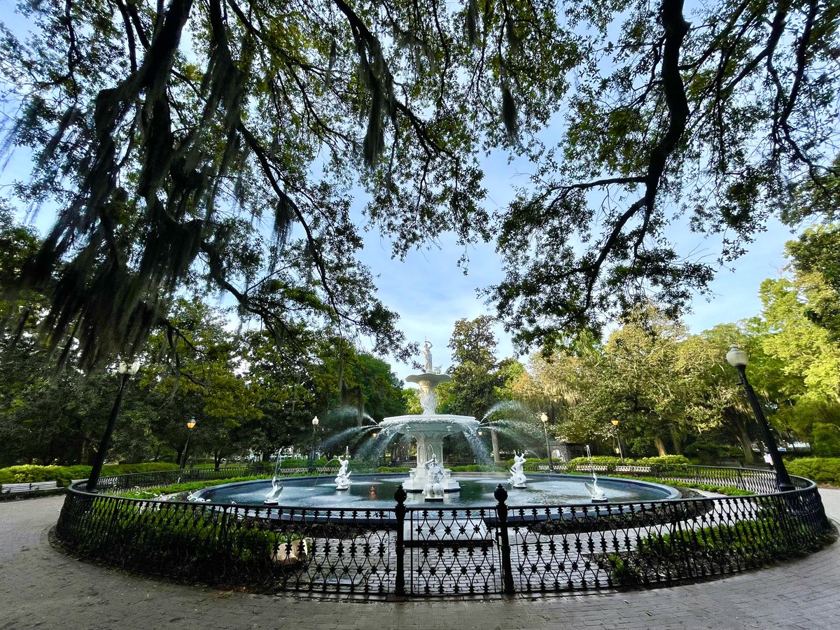 #Travel photo of the day: Spanish moss, antebellum architecture —you’re a beauty, Savannah!