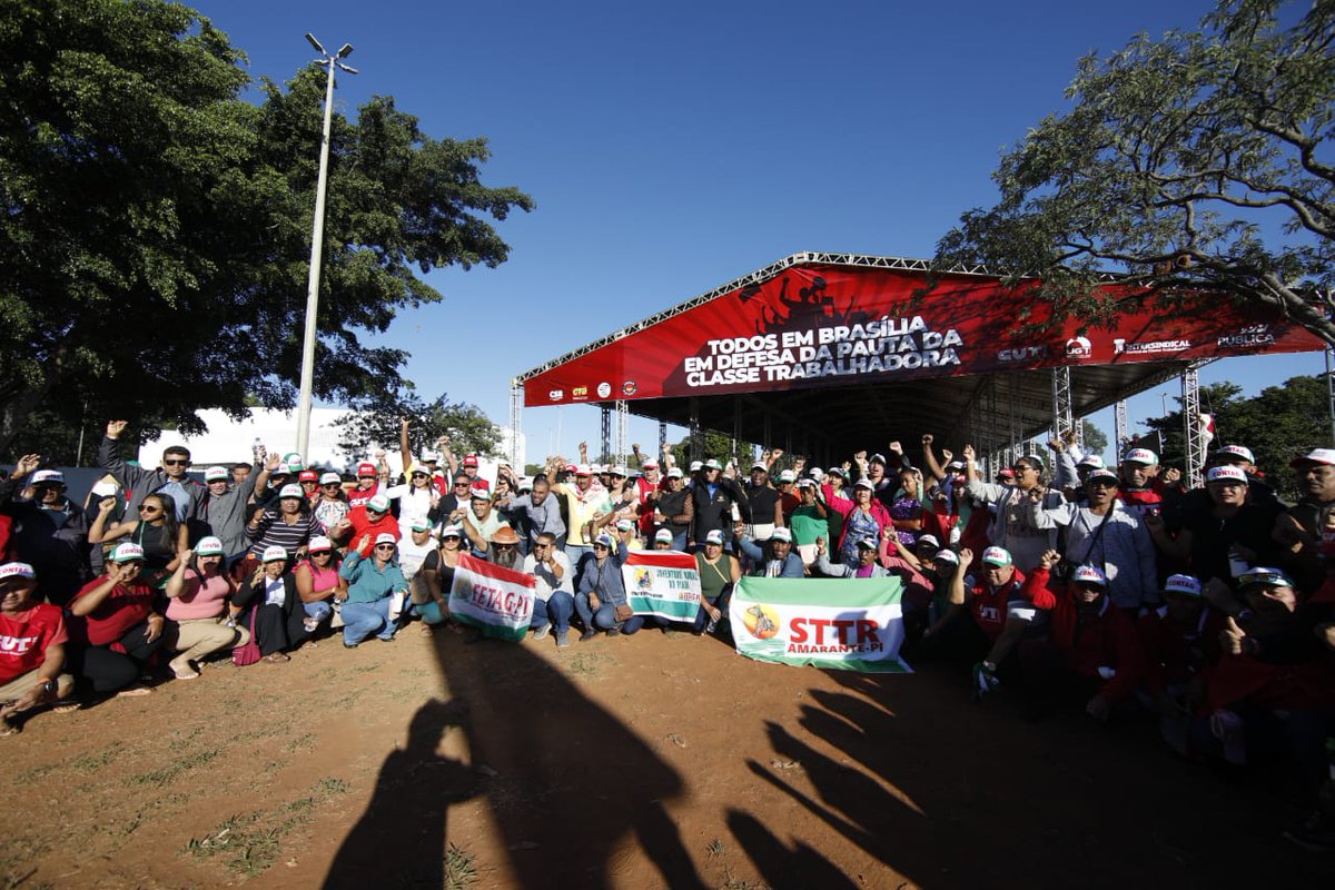 CUT_Brasil's tweet photo. Milhares de trabalhadores e trabalhadoras, representantes da CUT, dos ramos e entidades sindicais se concentram no estacionamento entre a Torre de TV e a Funarte, no Eixo Monumental, em BSB, e em seguida seguirão em marcha até a Esplanada p defender a pauta da classe trabalhadora https://t.co/UaMS529mV5