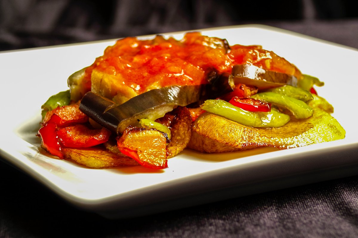🍆 🥔 🍅 'El Tumbet' is a traditional dish from #Mallorca whose secret lies in the fresh flavours of the Mediterranean garden. This delicious Mallorcan delicacy, made with zucchini, eggplant, peppers, and potatoes, is baked with tomato sauce for an explosion of flavours. 🤤