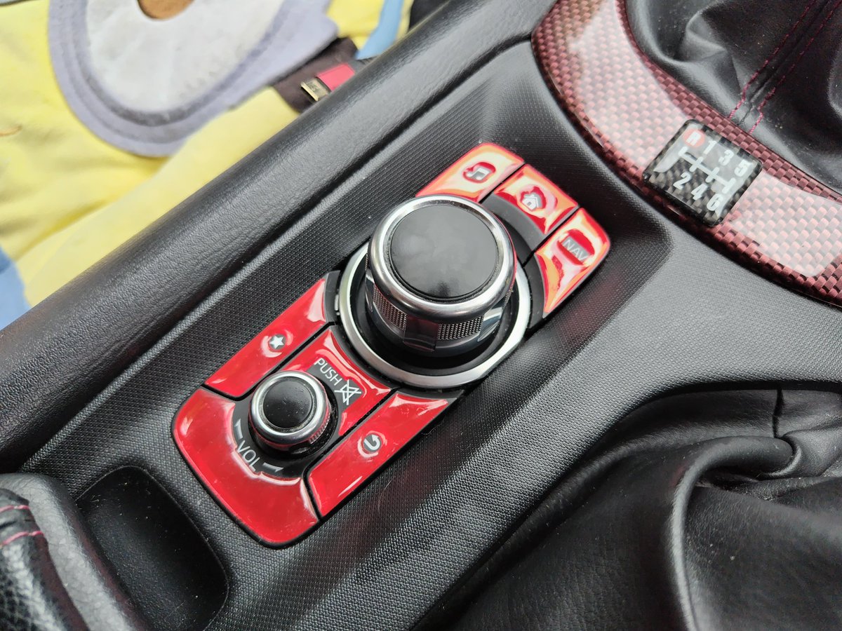 MikanzRf's tweet photo. 劣化してきたカーボンシートを取り外し、アマゾンで購入したパーツでコントロールボタンをドレスアップ🎵
更にアルミ製のリングで赤々度アップです✌️
#ロードスター
#ロードスターnd
#ロードスターrf 
#マツダ https://t.co/4pBm8WMDDU
