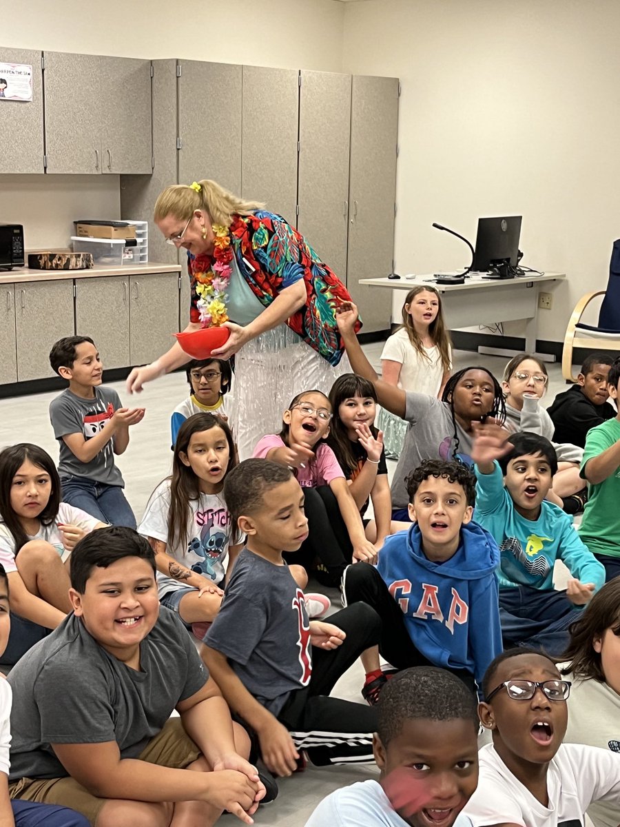 Whitlock_CPE's tweet photo. Aloha Summer- School Wide Celebration!#CPELeaders #LPLegacy https://t.co/dIkc9frdly