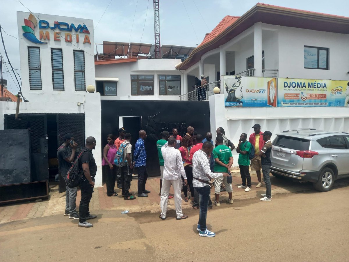 bahaichou's tweet photo. Le #CNRD dirigé par #MamadiDoumbouya a fermé plusieurs #médias de #Guinée: #radioespacefm , #Fimfm et #Djomafm ce mercredi 22 mai 2024. Très révoltant cette violation de la #loi sur la #liberté d’expression. Et pourquoi mettre des mères et pères de famille au chômage ? https://t.co/mSvwdgkTQI