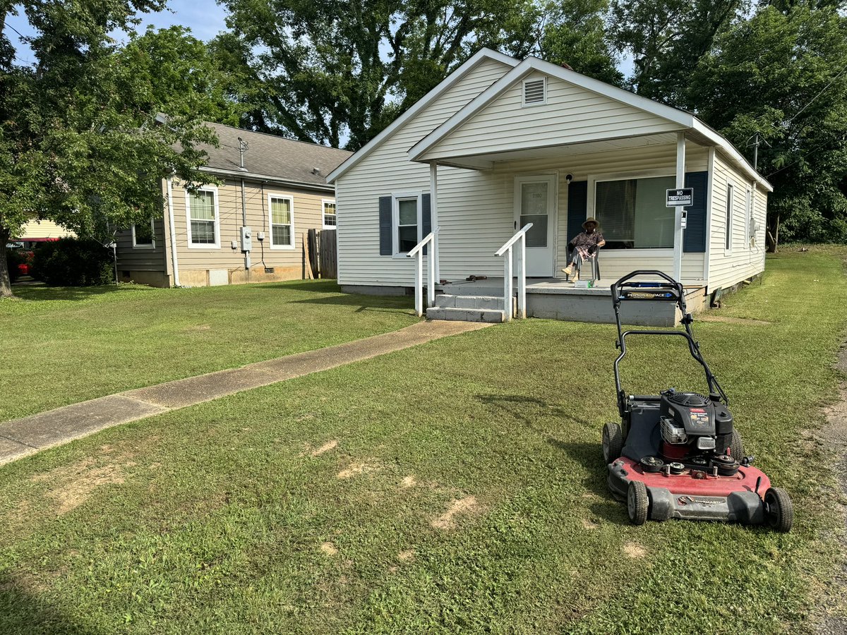 This morning I had the pleasure of mowing Ms. Scott’s lawn . It was great seeing her , she’s doing well ! Making a difference one lawn at a time .
