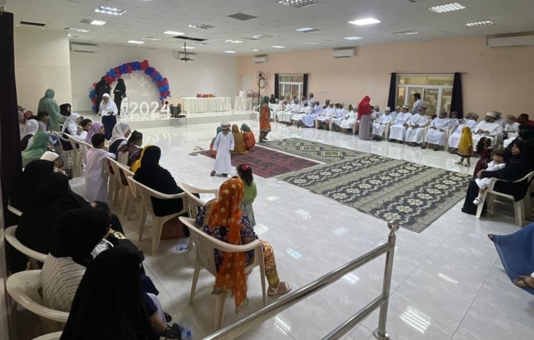 نظم مركز الوفاء لتأهيل الأشخاص ذوي الإعاقة بالمضيبي يوم مفتوح بمناسبة نهاية العام التأهيلي بحضور أولياء الأمور والاخصائيين وجميع الحالات الملتحقه بالمركز. تضمن البرنامج فقرات متنوعة وفي ختام البرنامج قامت الفاضلة عديمة العامرية بتكريم المشاركين وجميع الملتحقين بالمركز