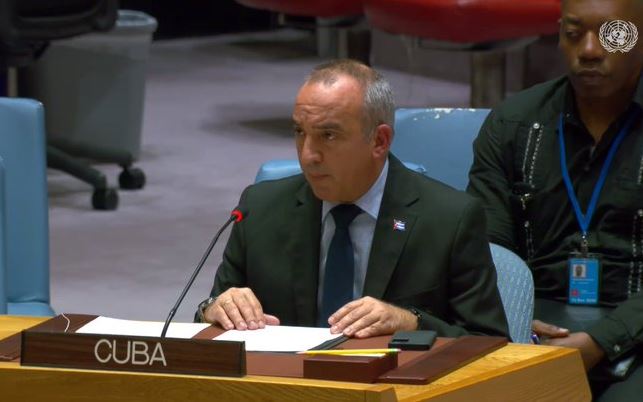 #Cuba 🇨🇺 exigió este martes, al Consejo de Seguridad de la ONU, cumplir con su mandato para la paz. Demandó el fin de los crímenes de guerra y de lesa humanidad que se cometen impunemente por Israel. 🔗cubaminrex.cu/es/onu-cuba-ex… #FreePalestine 🇵🇸