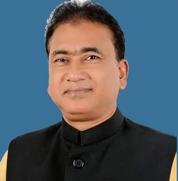 ABhuttow's tweet photo. ভারতে খুন হওয়া এমপি আনোয়ারুল আজিম একজন ঠান্ডা মাথার খুনি। আমরা ভুলি নাই সোহানকে তার নির্দেশে হত্যা করা হয়। আজ সে নিজেই বাবার দেশে খুন হয়েছে। 

সোহানের মা স্থানীয় এমপি আনোয়ারুল আজিমের কাছে যান ছেলে বাঁচাতে। আনোয়ারুল আজিম তাকে তাড়িয়ে দেন। গ্রামবাসী মিলে এমপির কাছে গিয়ে অনুরোধ করে পুলিশের কাছ থেকে সোহানকে ছাড়িয়ে আনতে, তারাও পারেনি। 

এরপর ২০ এপ্রিল ২০১৬ তারিখে কালীগঞ্জ থেকে প্রায় ৫০ কি.মি. দূরে চুয়াডাঙ্গায় সোহানের গুলিবিদ্ধ লাশ পাওয়া যায়। হাত ভাঙ্গা, বাম চোখ উপড়ানো মৃতদেহ পড়ে থাকতে দেখা যায় শহীদ মহিউদ্দীন সোহানের। সোহানের মায়ের সেই কথাটা আজও কানে বাজে:- মারবেই যদি আমার বাবুরে চোখ দুইটা তুইলা নিলো ক্যান!

২২ মে ২০২৪। আজ সকালে কলকাতার নিউটাউন এলাকার সঞ্জিভা গার্ডেন থেকে এমপি আনোয়ারুল আজিমের মরদেহ উদ্ধার করা হয়।
