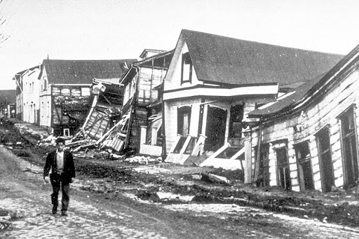 Un dia como hoy, 22 de mayo de 1960 ocurre uno de los mayores terremotos jamas registrados en la historia con una magnitud de 9.5 al sur de chile en la ciudad de valdivia.