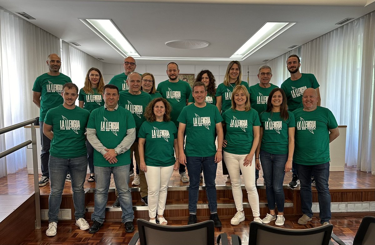 Aquesta és la foto que el Partit Popular no vol que veges als perfils de l'Ajuntament de Xàtiva.

Per això s'ha molestat en denunciar-la a la Junta Electoral. Però per molt que els pese, nosaltres anem a seguir defensant la nostra cultura i la nostra llengua!

#LaLlenguaNoEsToca