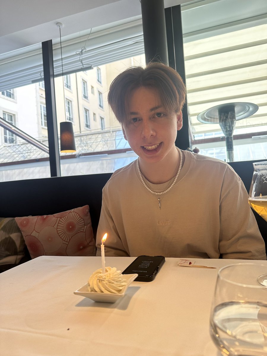 17yo today 🥳🎉

Had kobe wagyu for they first time, it was amazing 👍