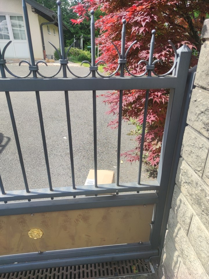 Coucou <a href="/DPD_Fr/">DPD France</a> , vos livreurs ne savent toujours pas faire leur travail correctement ? Ont-ils connaissance du phénomène des gouttes d'eau qui peuvent tomber du ciel parfois?