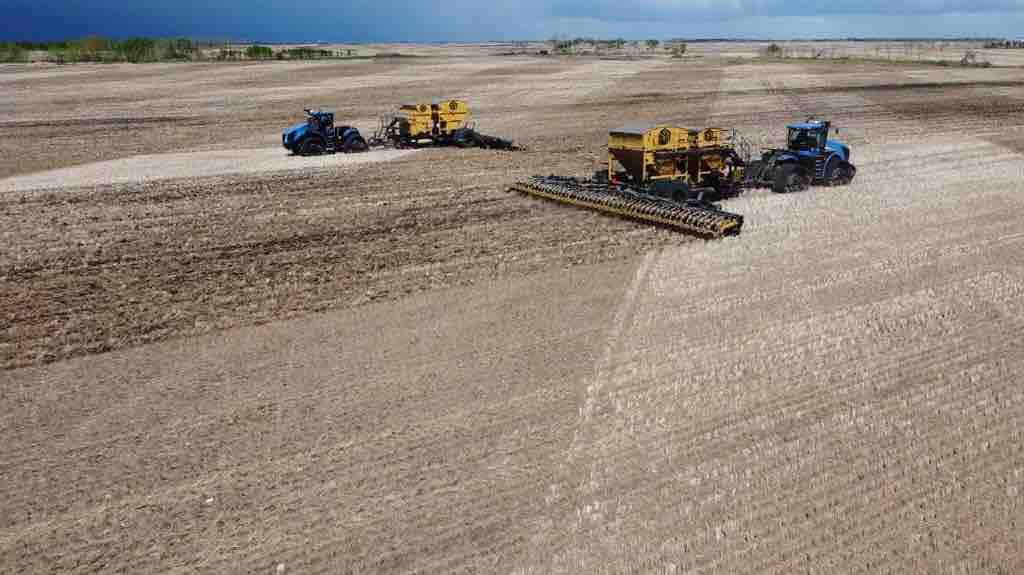 SeedMasterMfg's tweet photo. Final passes of #Plant24 for Les McGrath Farms at Leroy, SK. #UltraSR #FastUniformEmergence #CanolaMaster https://t.co/YpqVzQq6D4