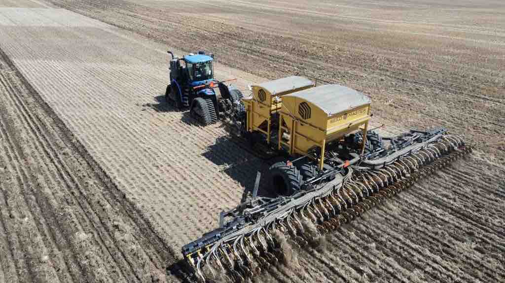 SeedMasterMfg's tweet photo. Final passes of #Plant24 for Les McGrath Farms at Leroy, SK. #UltraSR #FastUniformEmergence #CanolaMaster https://t.co/YpqVzQq6D4