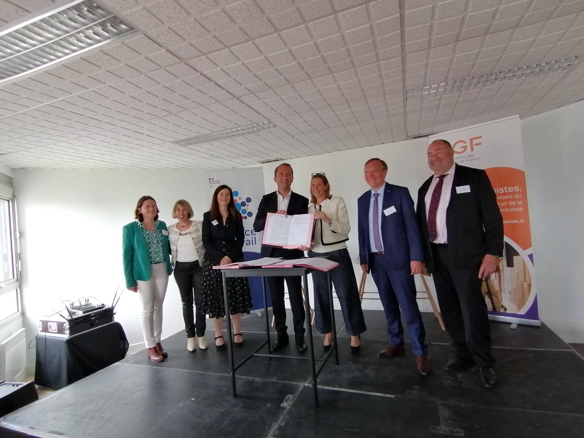 Confédération des Grossistes de France - CGF (@cgf_cf) on Twitter photo CGF et <a href="/FranceTravail/">France Travail</a> : un partenariat accélérateur de recrutements ! Retrouvez la tribune d'Isabelle Bernet-Denin. Elle revient sur la genèse de cette convention nationale signée le 13 mai à Tours au sein de l'etse ESTIVIN en présence de <a href="/ThibautGuilluy/">Thibaut Guilluy</a>
urlr.me/Gmkqv CGF et <a href="/FranceTravail/">France Travail</a> : un partenariat accélérateur de recrutements ! Retrouvez la tribune d'Isabelle Bernet-Denin. Elle revient sur la genèse de cette convention nationale signée le 13 mai à Tours au sein de l'etse ESTIVIN en présence de <a href="/ThibautGuilluy/">Thibaut Guilluy</a>
urlr.me/Gmkqv