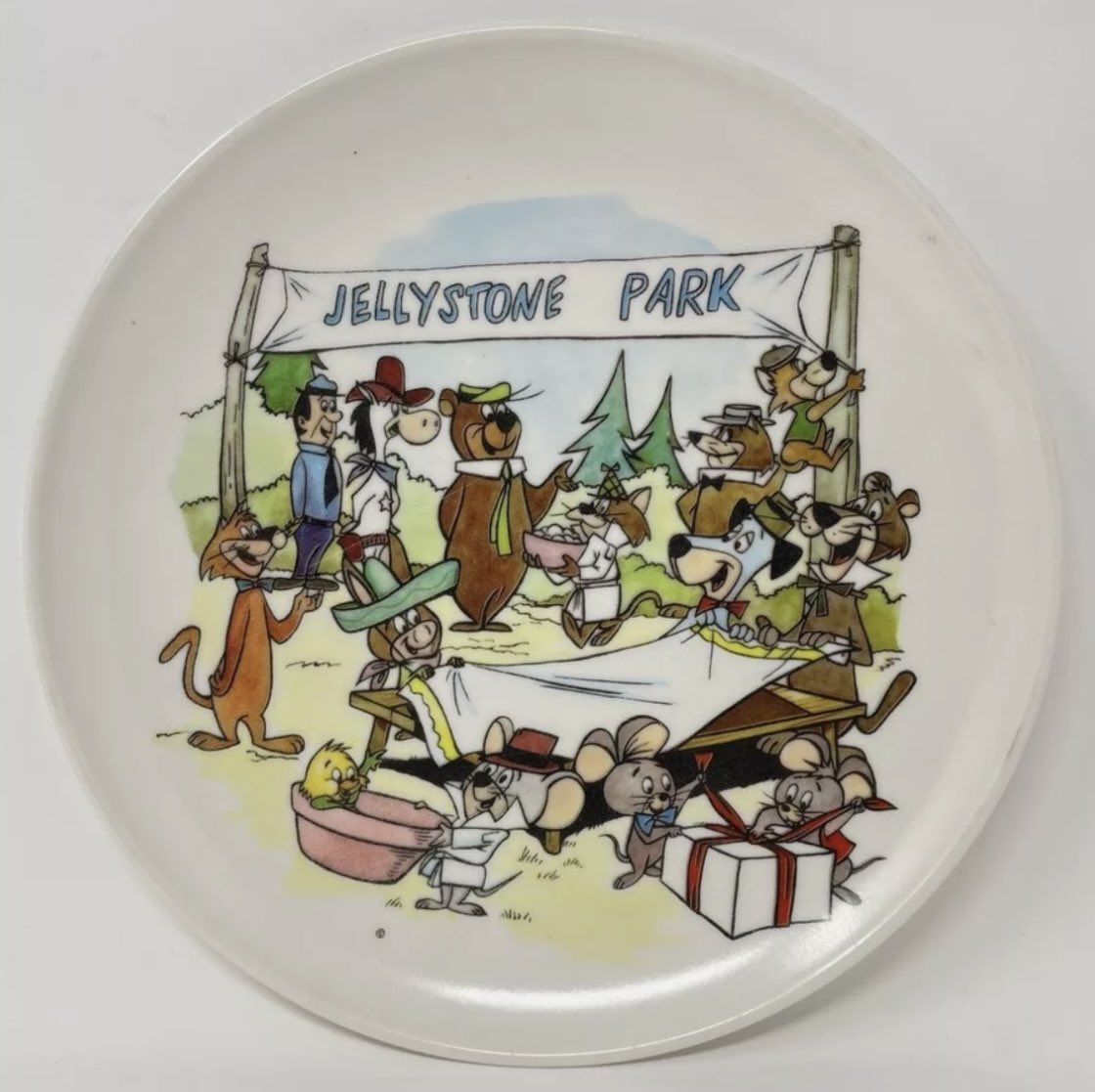 #hannabarbera A cool, vintage 60’s plate with Yogi and the gang 😁👌👍