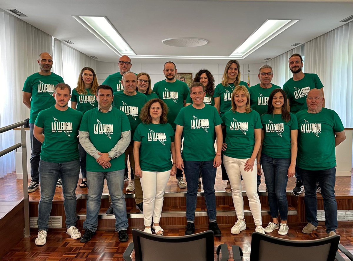 Aquesta és la foto que el Partit Popular no vol que veges als perfils de l'Ajuntament de Xàtiva.

Per això s'ha molestat en denunciar-la a la Junta Electoral. Però per molt que els pese, nosaltres anem a seguir defensant la nostra cultura i la nostra llengua !

#LaLlenguaNoEsToca