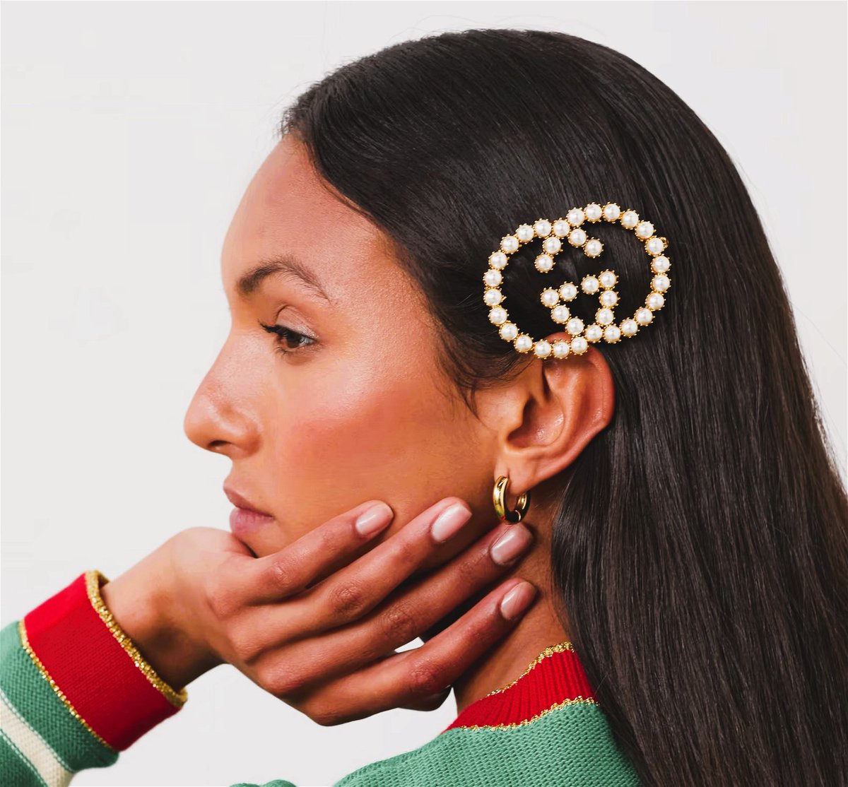 Gucci Elegance Unveiled: The Hair Clip by Alessandro Michele – A Fusion of Legacy and Luxury! 
#GGHairClip #GucciGlamour #PearlElegance #AlessandroMicheleStyle #IconicHairAccessories #LuxuryLocks #shopping #finejewelry #jewelleryaddict #HeadJewelry