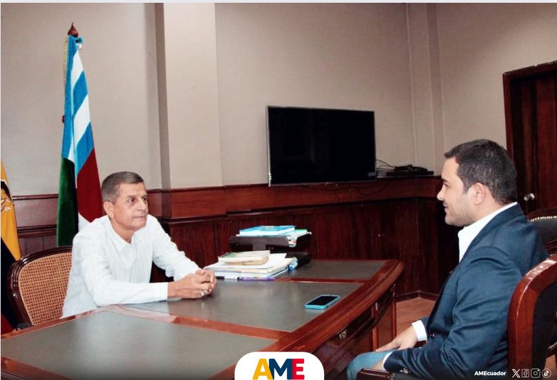 #AMERegional4| @EduardoHernand10, coordinador regional, #RonaldMuñoz de @GoberManabi, en reunión para articular acciones y trabajar de la mano con las distintas carteras de Estado y los municipios de #Manabí. ¡#AME es gestión 🤝!