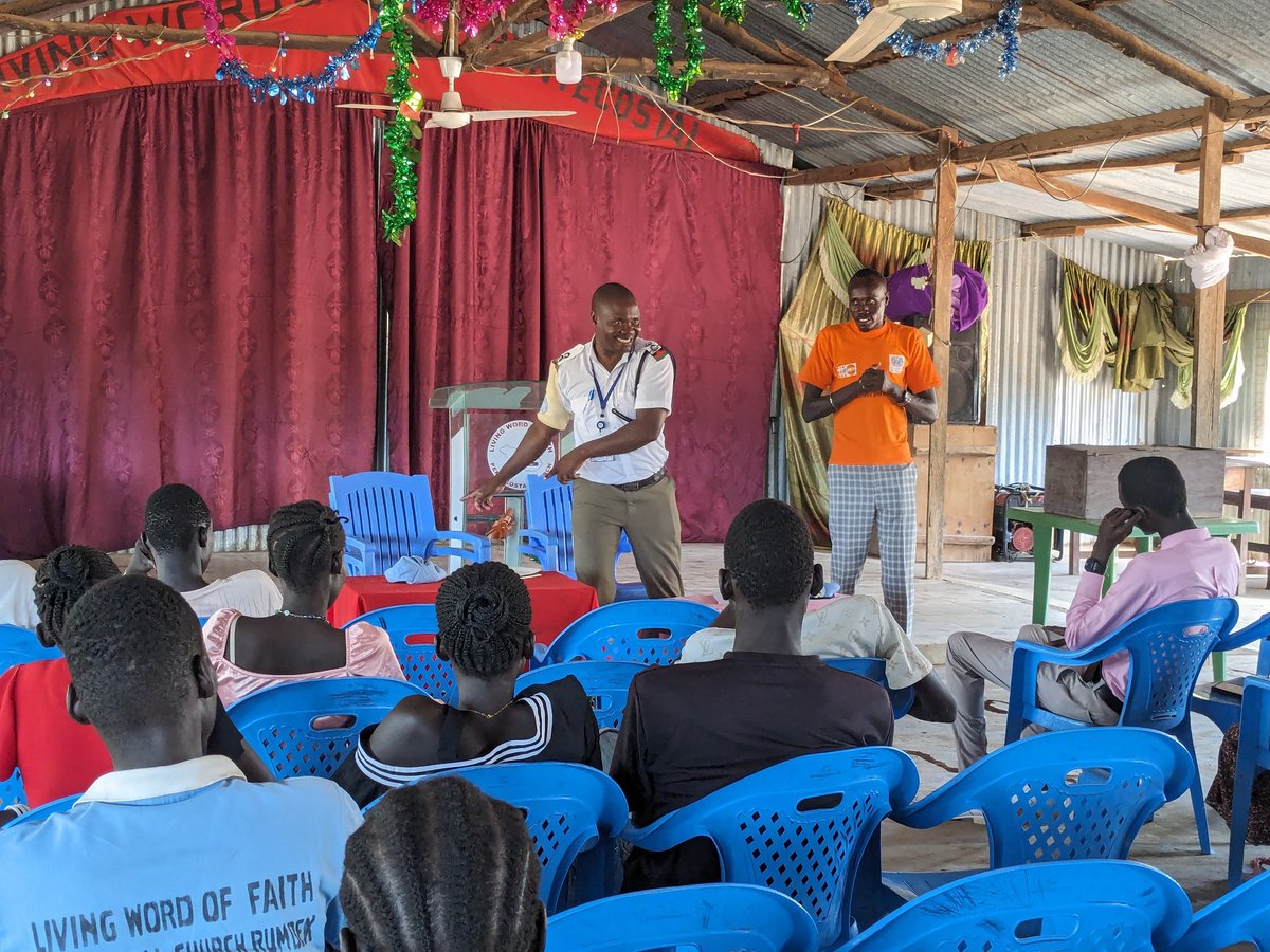 #PeaceBegins when the entire community works together to prevent gender-based violence! #UNMISS @UNPOL organized a programme at Living Word Church in Rumbek #SouthSudan for 26 members to ✅ identify & report sexual and gender-based violence ✅ role of community, church & police