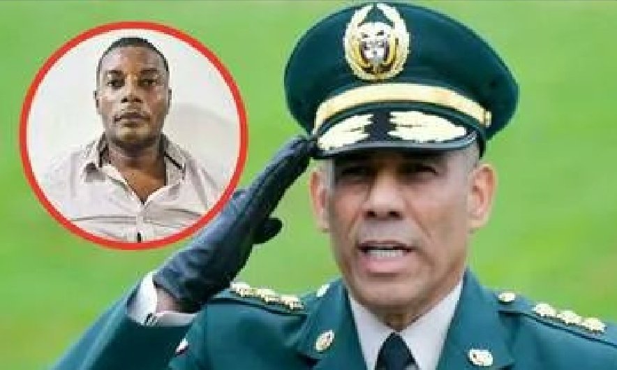 Solanricsol's tweet photo. La paradoja de algunos militares (r), odian al guerrillero que los gobierna y que los enfrentó con ideas pero aman al traidor que regalaba las armas para que con ellas mismas los mataran.
¡No se puede ser más estúpido! https://t.co/DdDqM6mjHV