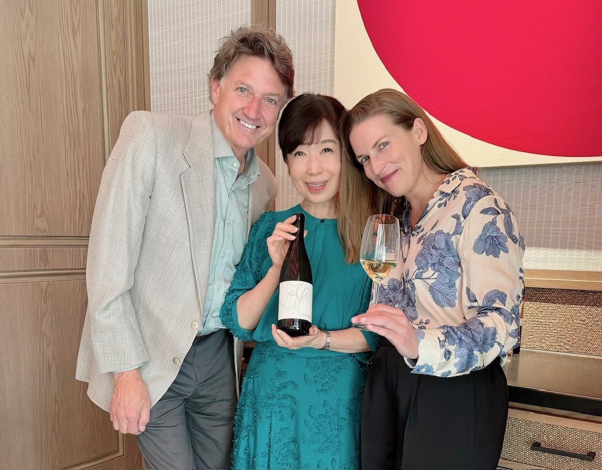 vin_fumiko's tweet photo. #TimMondavi の次女で同家4世代の想いがこもった #Continuum のラベルを描いた #ChiaraMondavi さんがディブィッドMDを伴い初来日。芸術だけでなく醸造家としても活躍中の彼女が興した白ワインプロジェクト #Sentium 2022VTのお披露目��ではRMアイ・ブロック・フュメ・ブラン2012との比較試飲も! #WTS https://t.co/IGnyobdQqs