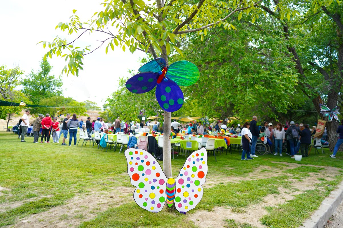 🌸 La Comunidad de Madrid celebra la Fiesta de la Primavera junto a los usuarios de los centros públicos de personas con discapacidad. 👉 La consejera @adavimu ha participado en este acto que ha congregado a más de 1.000 personas. +Info: c.madrid/sb6bn