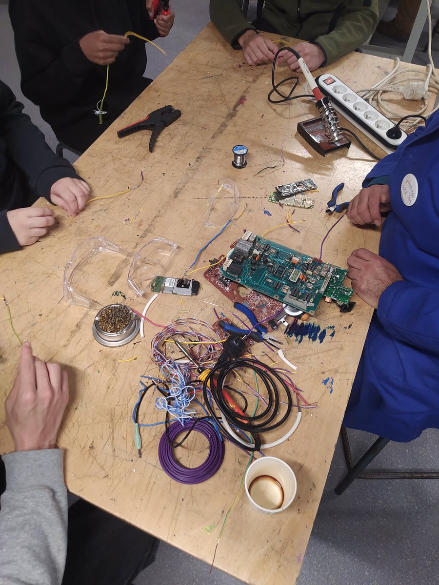 Aujourd'hui, c'est la Bricole Buissonnière à la Cité Éducative Paris 14. L'occasion pour les partenaires du territoire de rencontrer les élèves d'élémentaire, collégiens et lycéens le matin, et les centres de loisirs et grand public l'après-midi. Merci à Traces pour le pilotage !