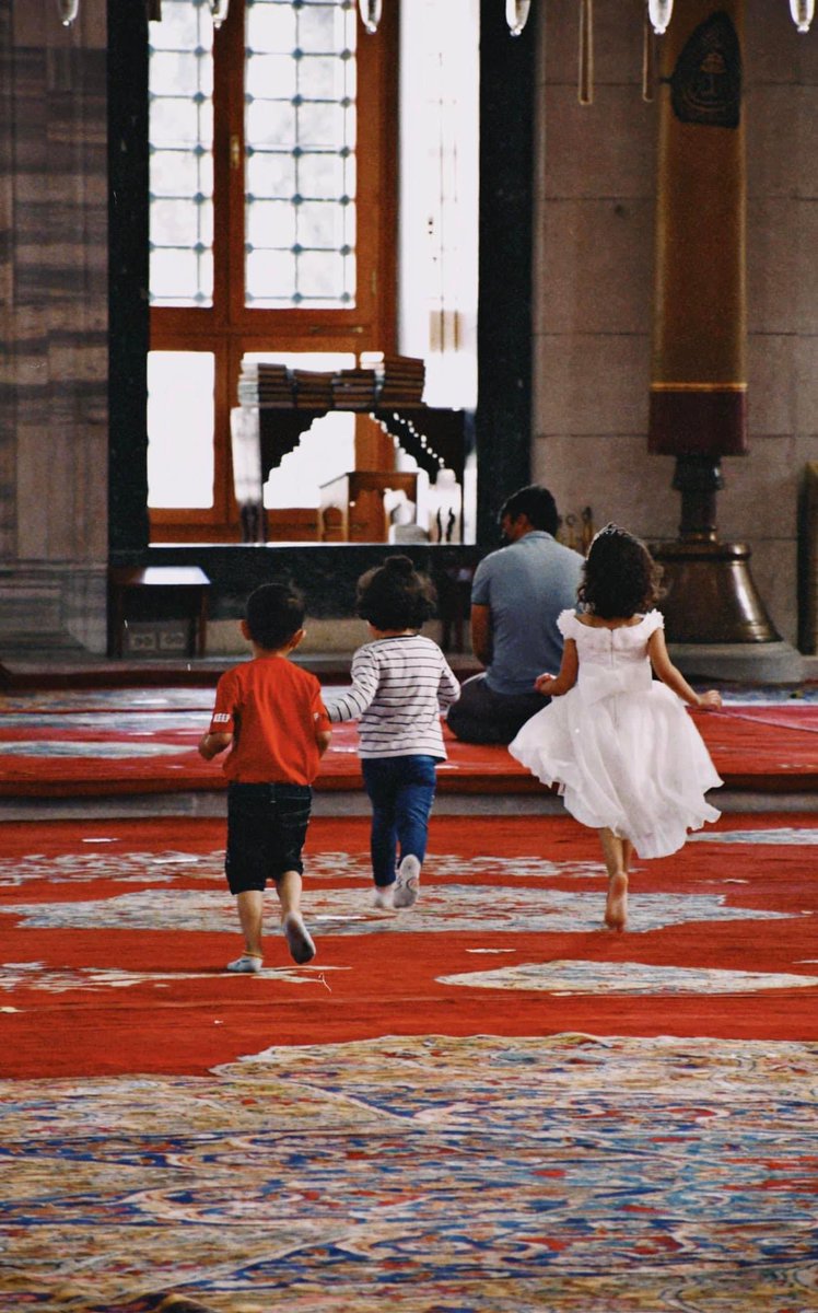 İmam efendi camide koşturan çocuklara şöyle seslendi; Çocuklar, evinize hoş geldiniz 😁