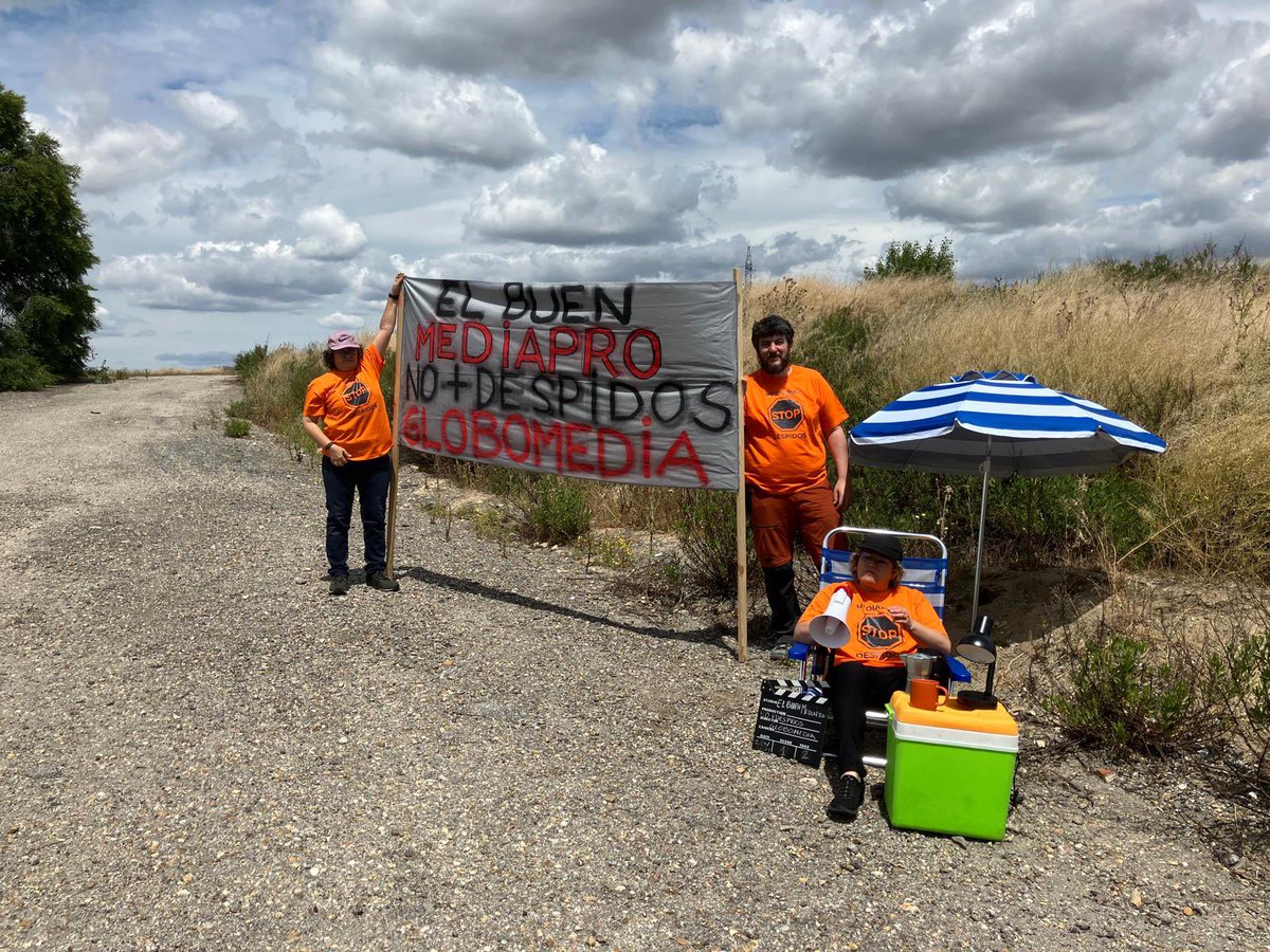 ComiteGlobo's tweet photo. Seguimos reivindicando el compromiso de no + despidos injustificados en @globomedia @GRUPMEDIAPRO. 2º día de rodaje/protesta de “El Buen Mediapro”, la peor secuela de los productores de “El Buen Patrón”.
#nodespidosGlobomedia
@LeonAranoa @mediosfscccoo @CgtGraficas https://t.co/b4doC4fZgG